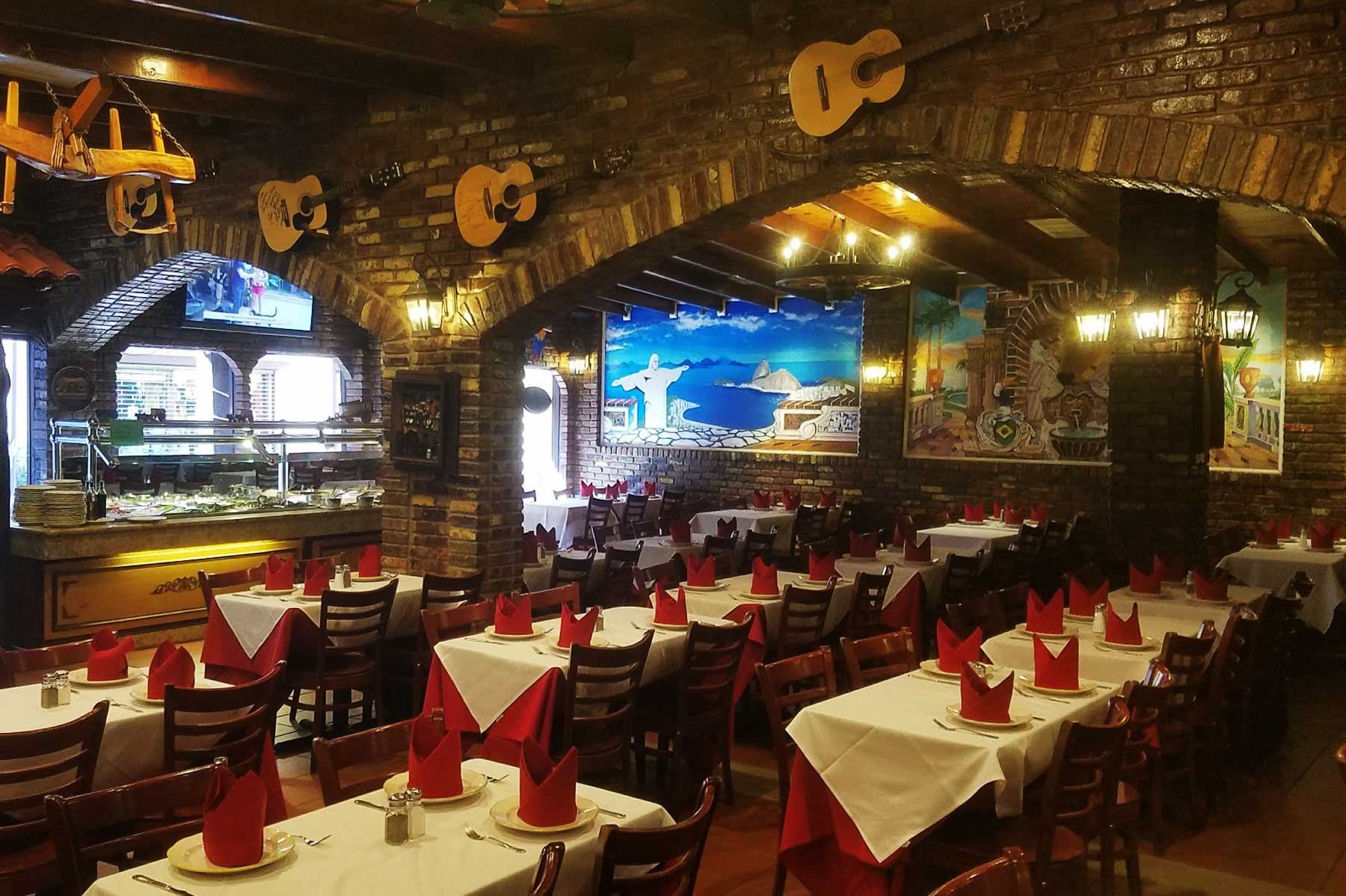 Cozinheiro preparando carne